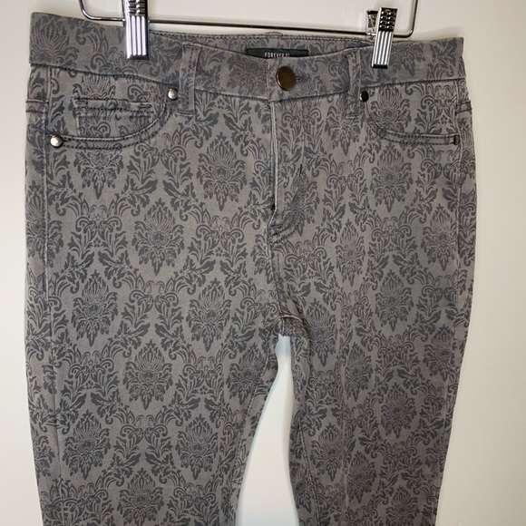 5/$25 - Forever 21 patterned jeans size 27 - Picture 2 of 4